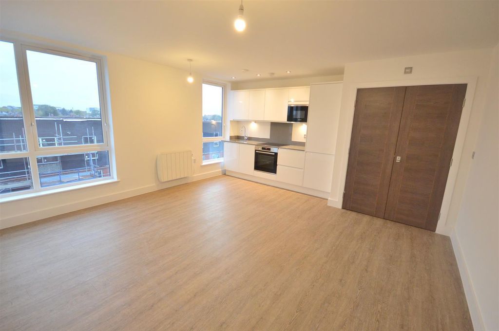 Property photo 2 of 4 Living Room / Kitchen