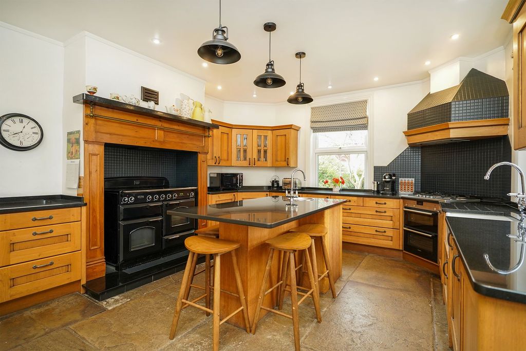 Property photo 1 of 43