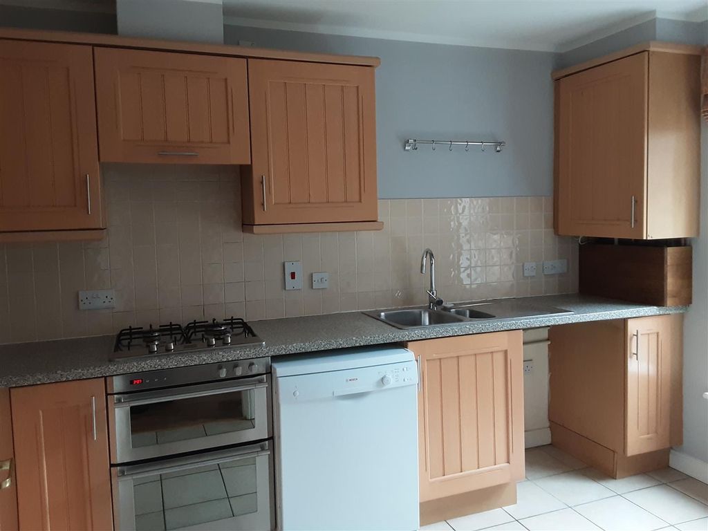 Property photo 3 of 9 Kitchen