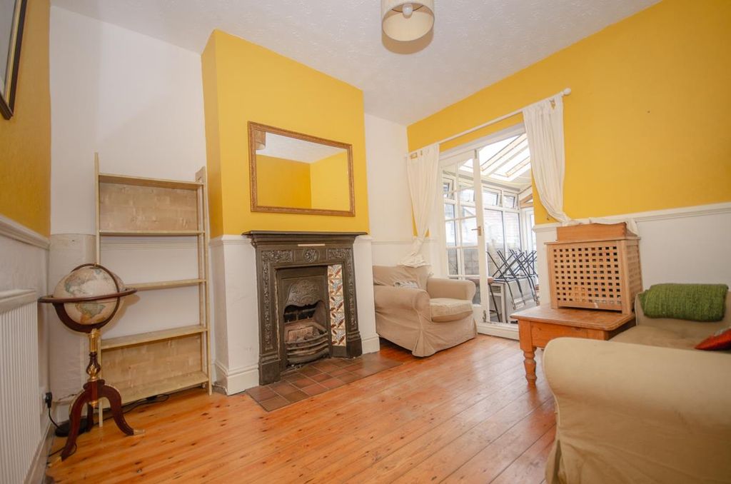 Property photo 2 of 32 Camelford-05.Jpg