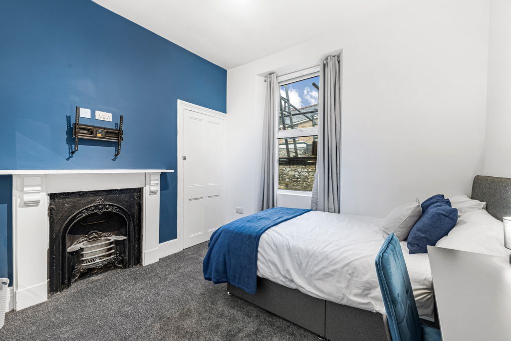 Property photo 3 of 8 0018