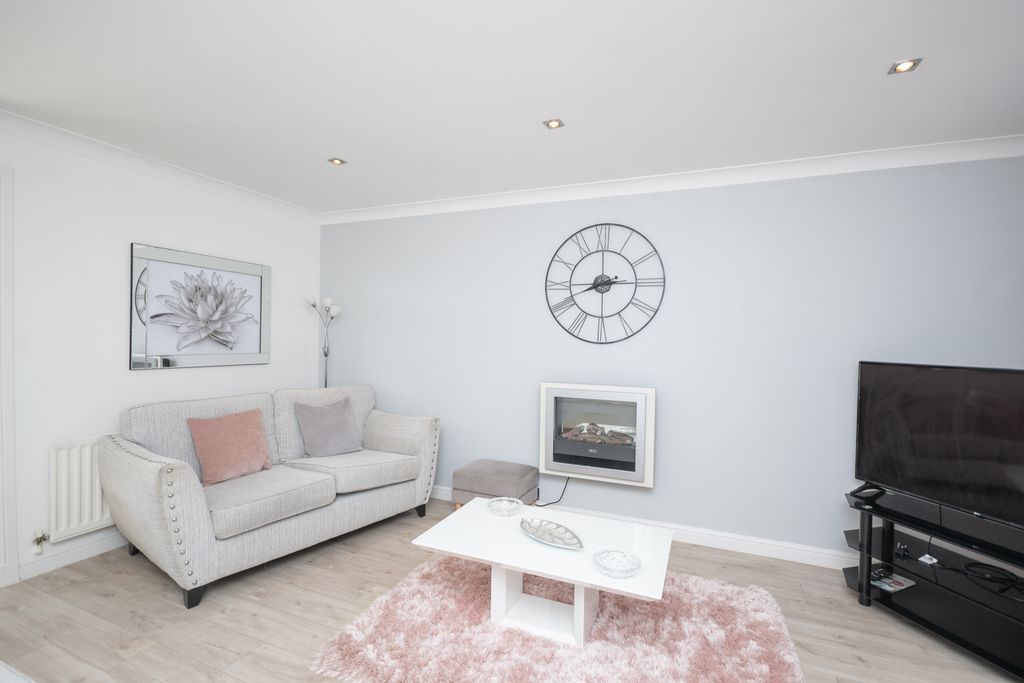 Property photo 3 of 15 Lounge