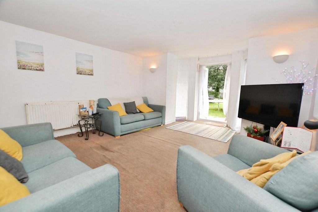 Property photo 2 of 11 2 - Lounge