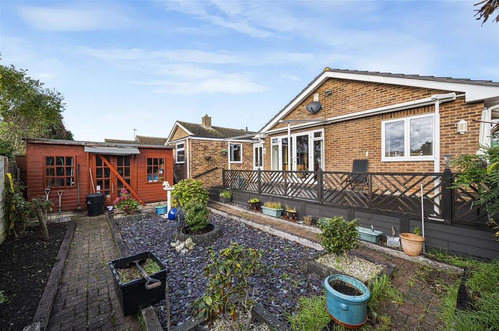 Property photo 2 of 18 Garden