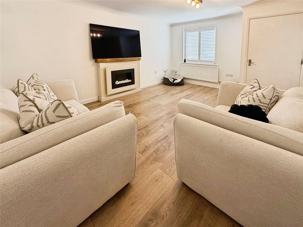 Property photo 3 of 14 Lounge