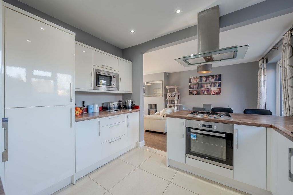 Property photo 3 of 27