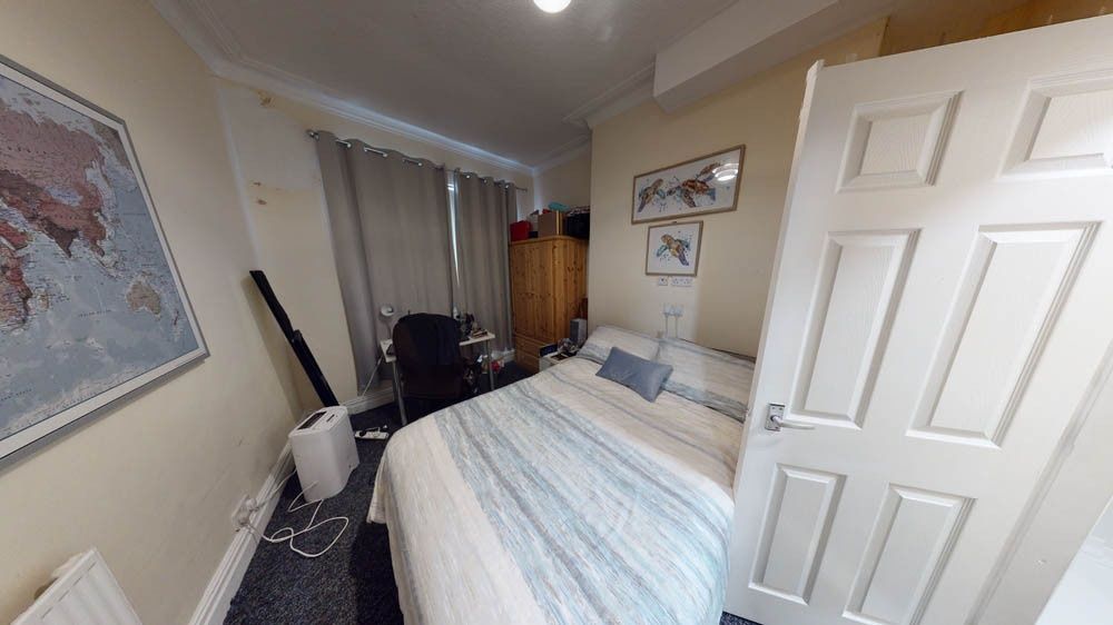 Property photo 3 of 7 A Bright And Tidy Bedroom Featuring A Double Bed W...