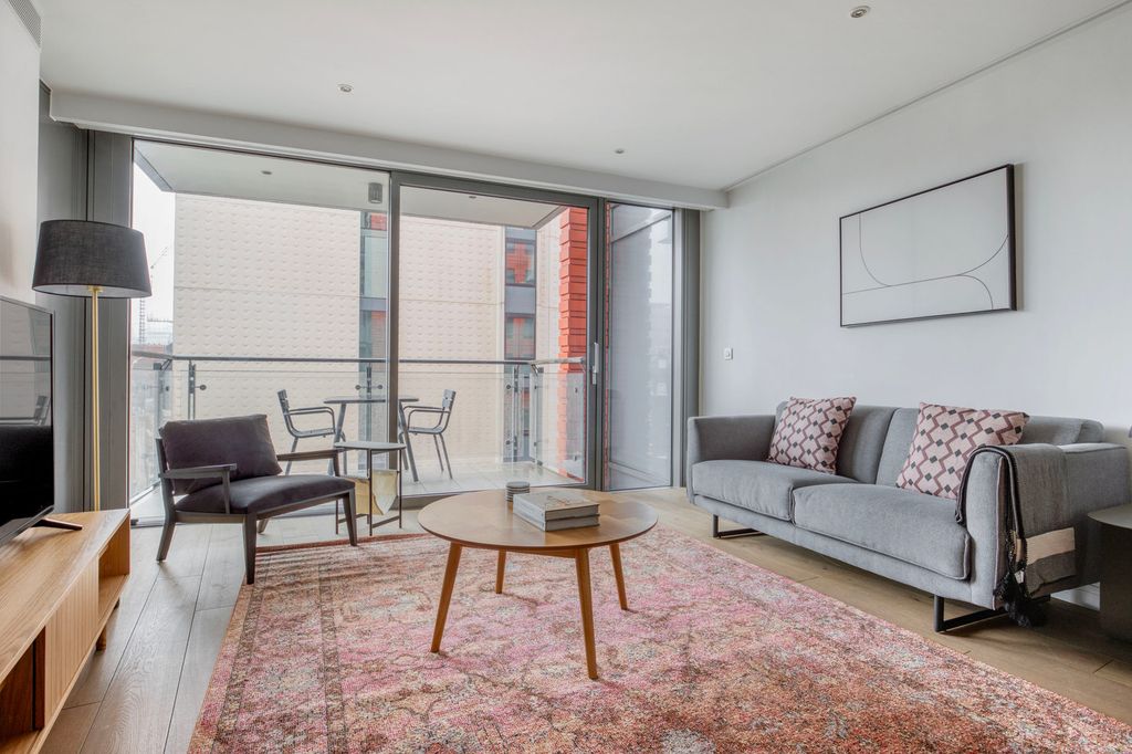 Property photo 1 of 20 Living Room