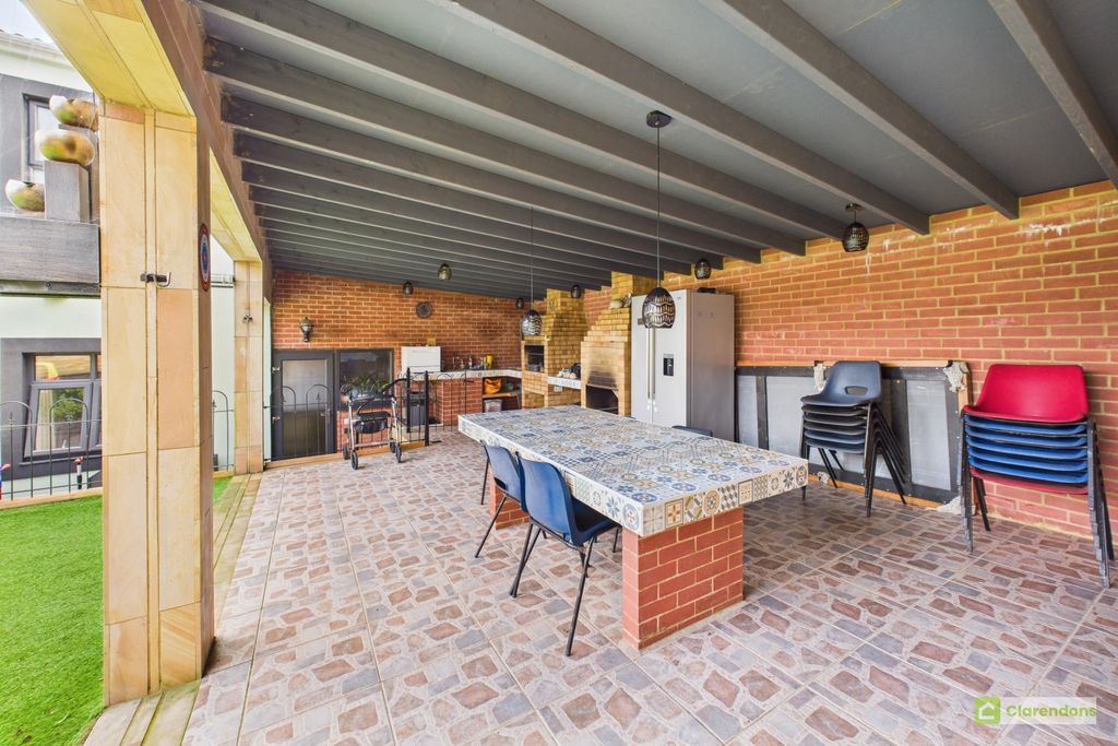 Property photo 3 of 18 Cam02528G0-Pr0414-Still027