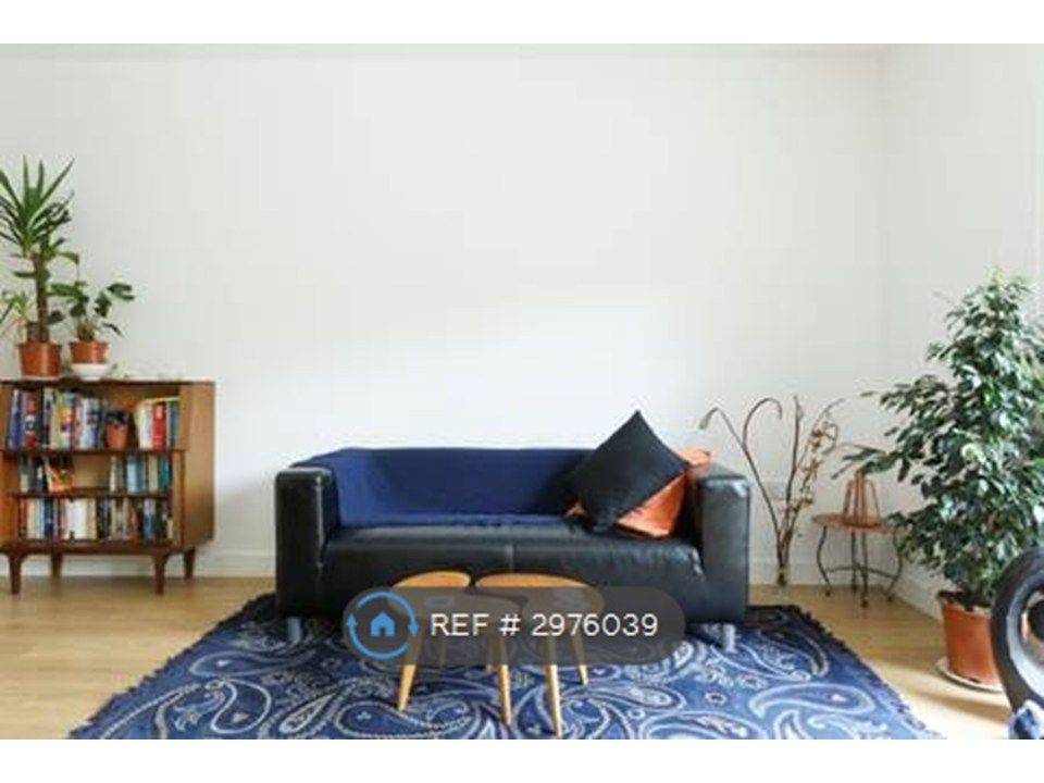 Property photo 1 of 17 Living Room
