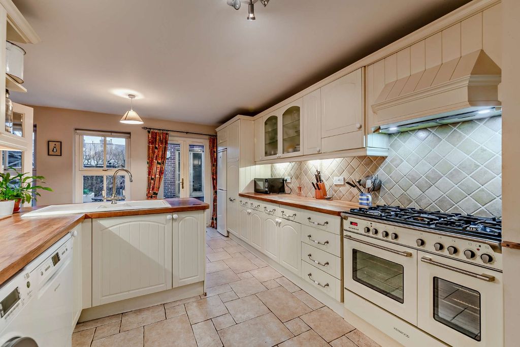 Property photo 3 of 12 Kitchen