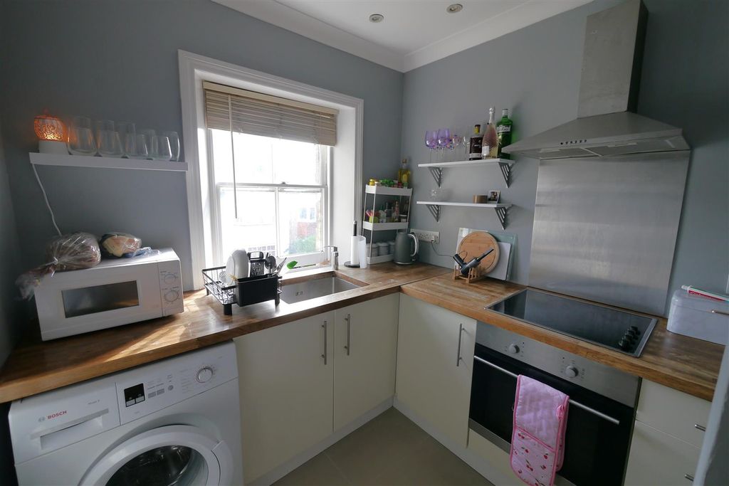 Property photo 3 of 7 Kitchen