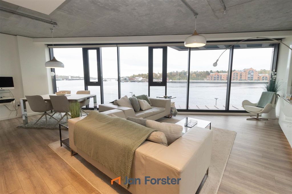 Property photo 1 of 12 Lounge