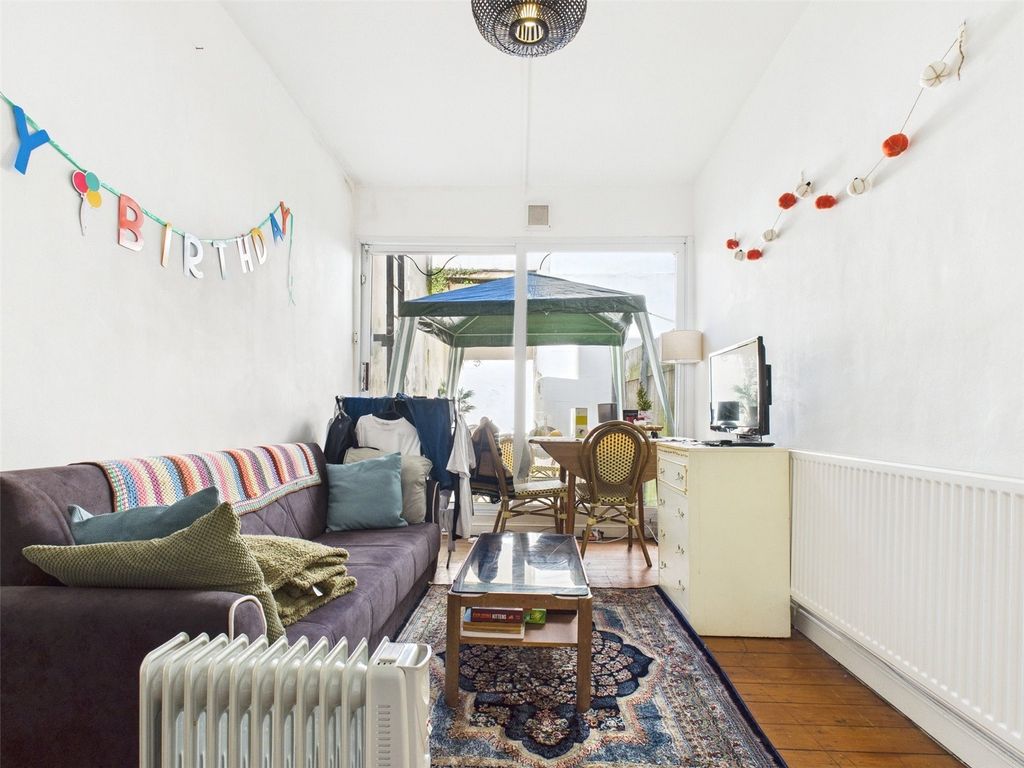 Property photo 2 of 15 Lounge