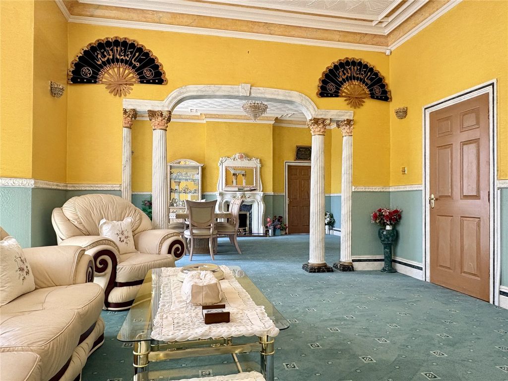 Property photo 2 of 31 Lounge