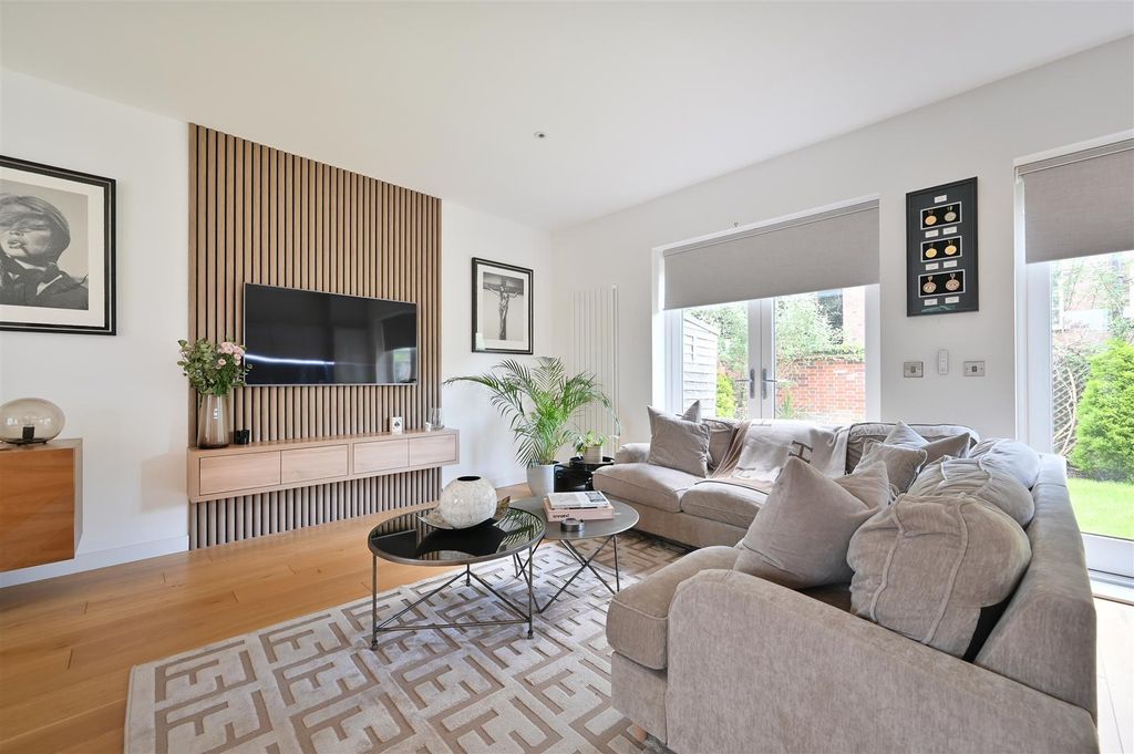 Property photo 3 of 12 13 Gibbs Close-11.Jpg