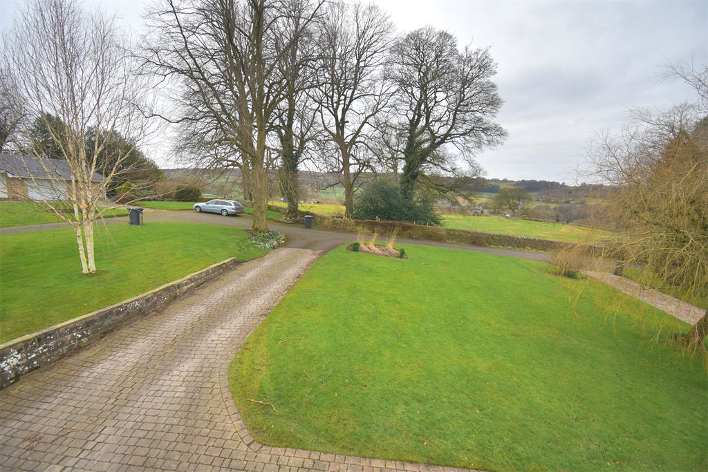 Property photo 2 of 18 Driveway