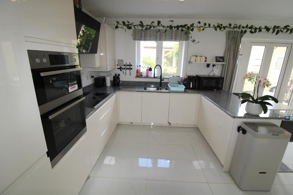 Property photo 3 of 20 Kitchen