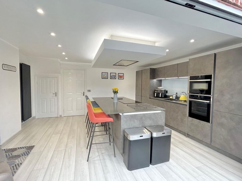 Property photo 3 of 22 Kitchen 5.Jpg