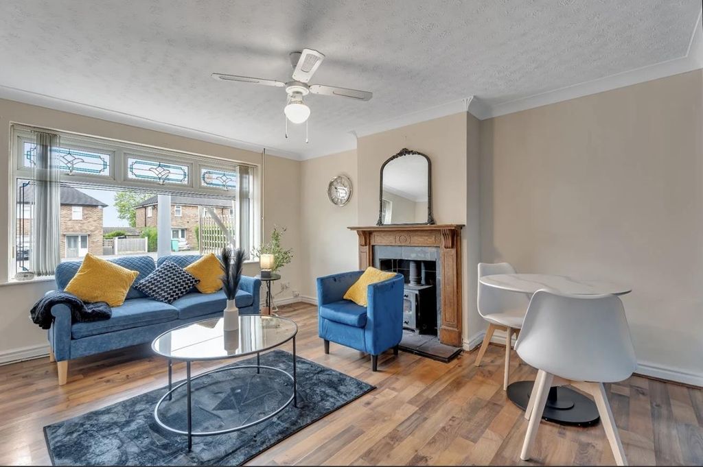 Property photo 3 of 6 Living Room