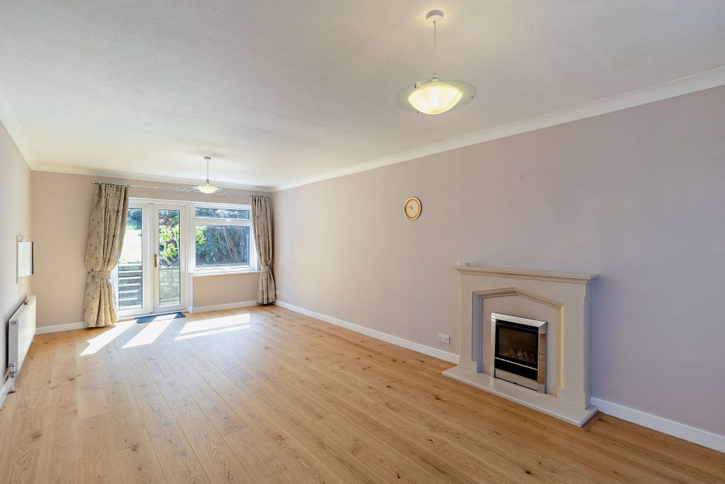 Property photo 2 of 13 8643607-Interior10-800