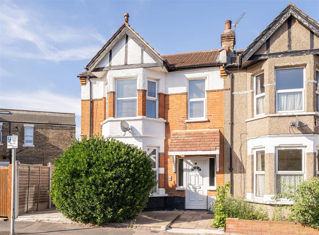 Property photo 1 of 25 Orford Road, E18
