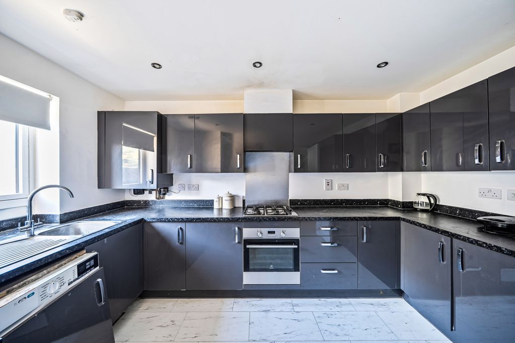 Property photo 2 of 16 1361844-15-68E3A2...