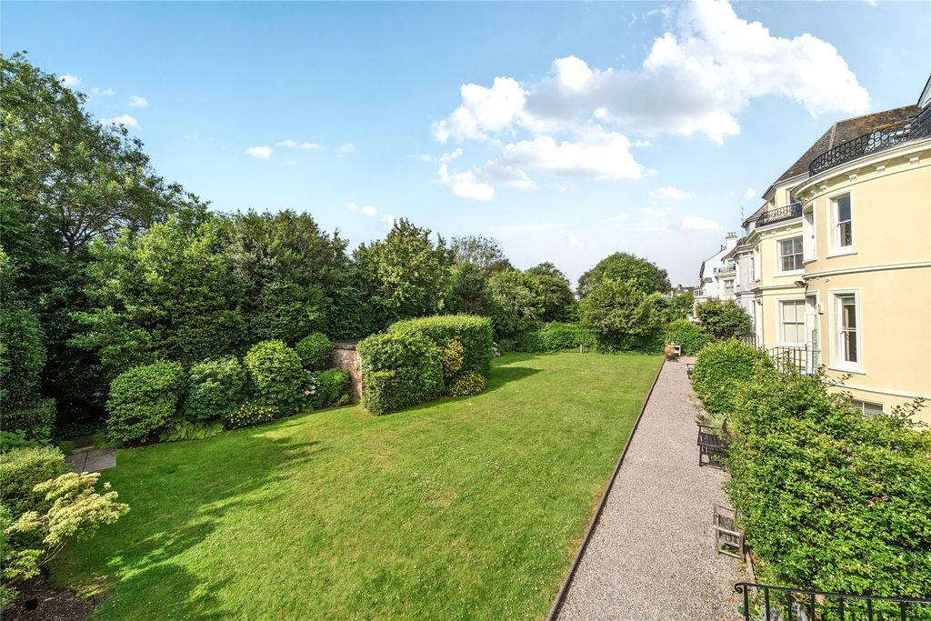 Property photo 3 of 22 Communal Gardens