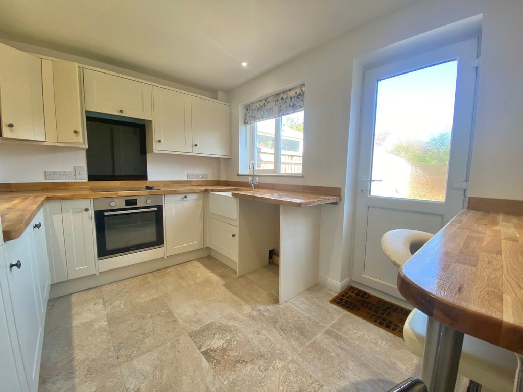 Property photo 3 of 9 Kitchen