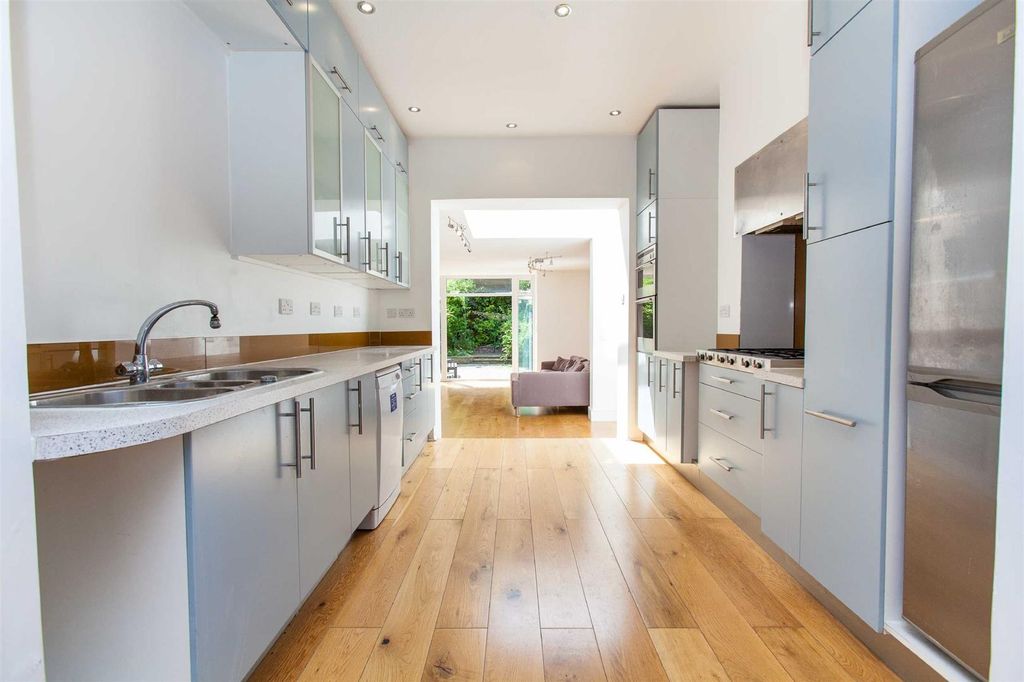 Property photo 3 of 8 Kitchen