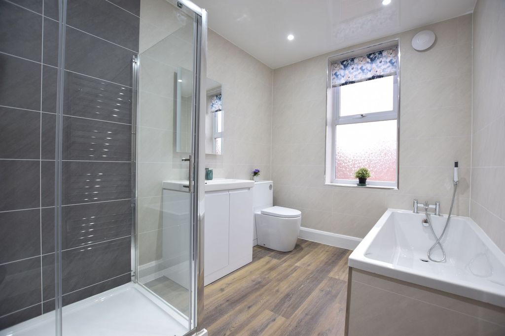 Property photo 3 of 8 Bathroom