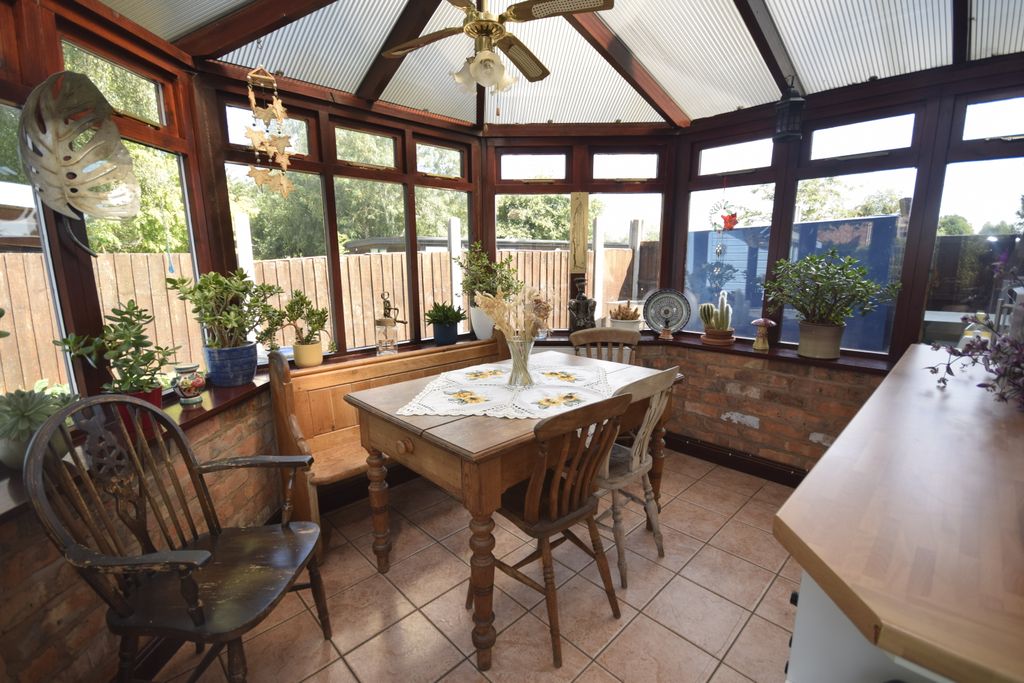 Property photo 2 of 25 Conservatory