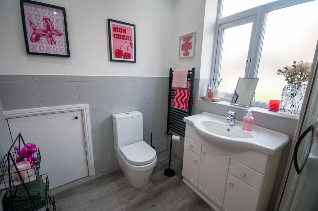 Property photo 2 of 26 W/C