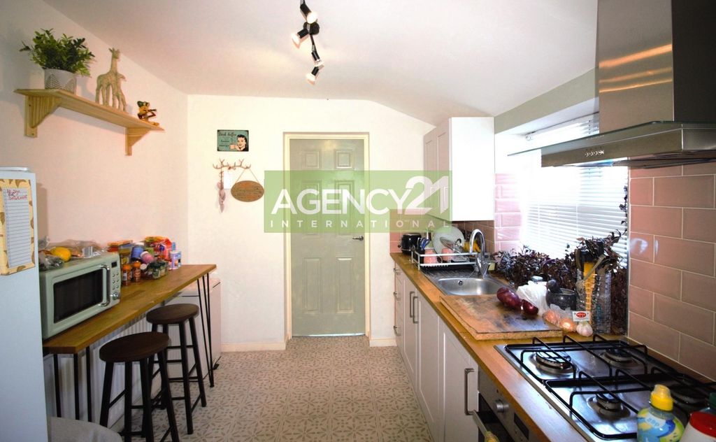 Property photo 1 of 12 Photo 4