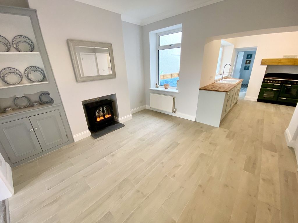 Property photo 3 of 14 Lounge