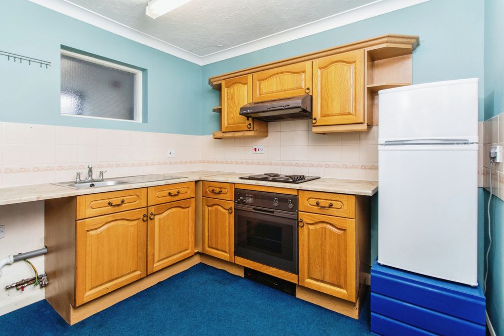 Property photo 3 of 10 Kitchen