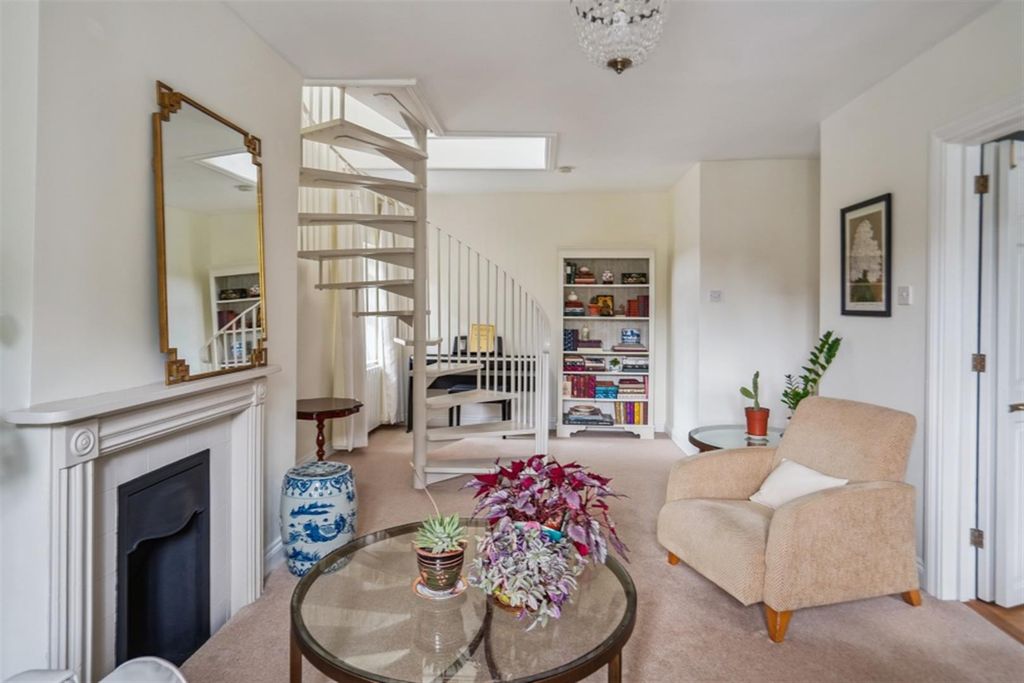 Property photo 2 of 21