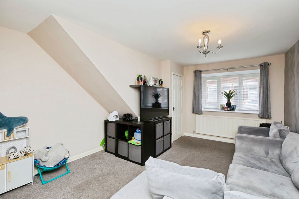 Property photo 3 of 19 _c0A8015