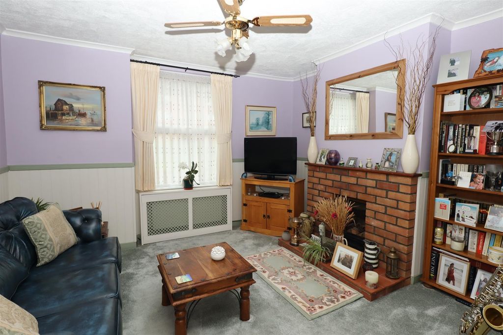 Property photo 2 of 11 Living Room