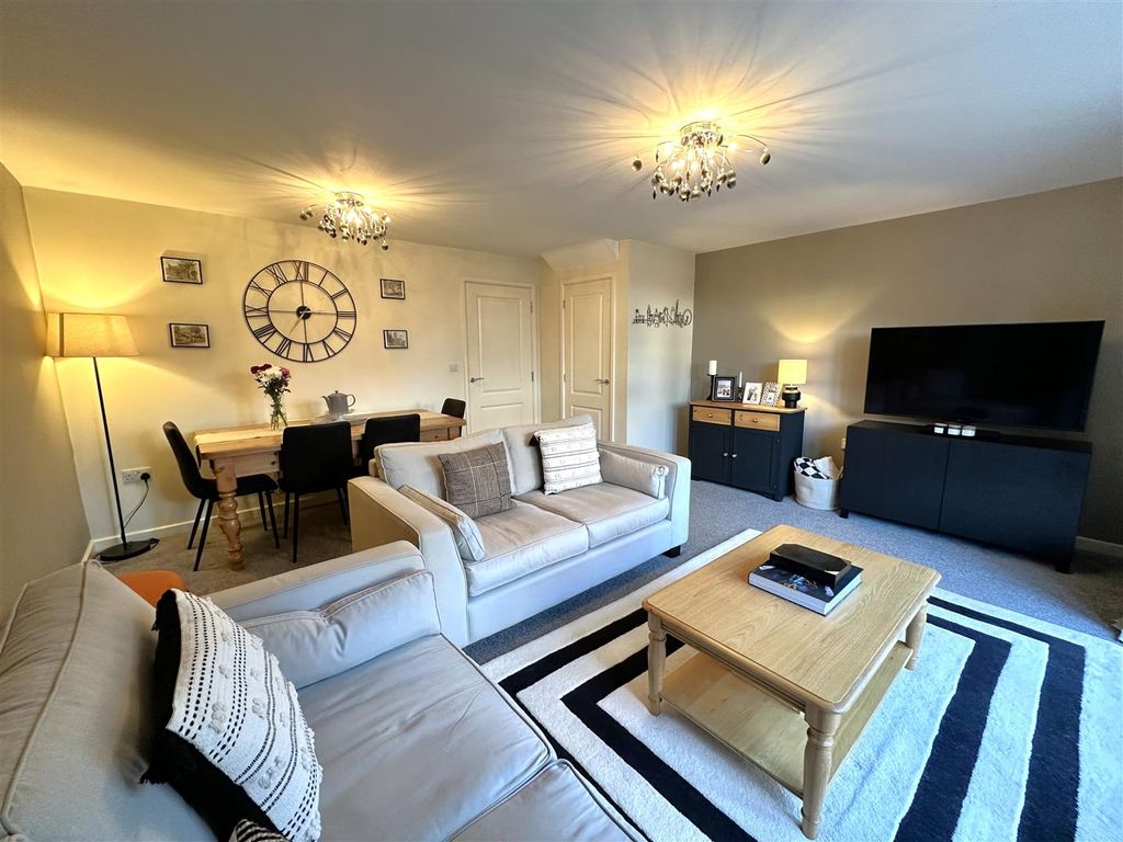 Property photo 2 of 22 Generous Living Space 012