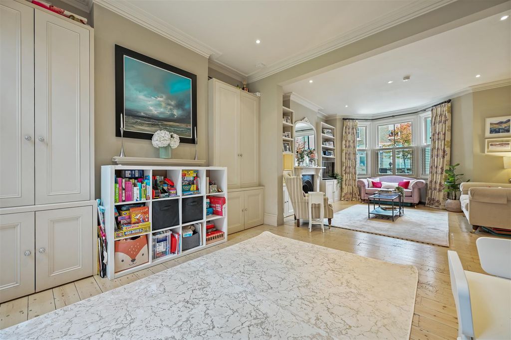 Property photo 3 of 12 Westwick Gardens - Receptionb3 (1).Jpg