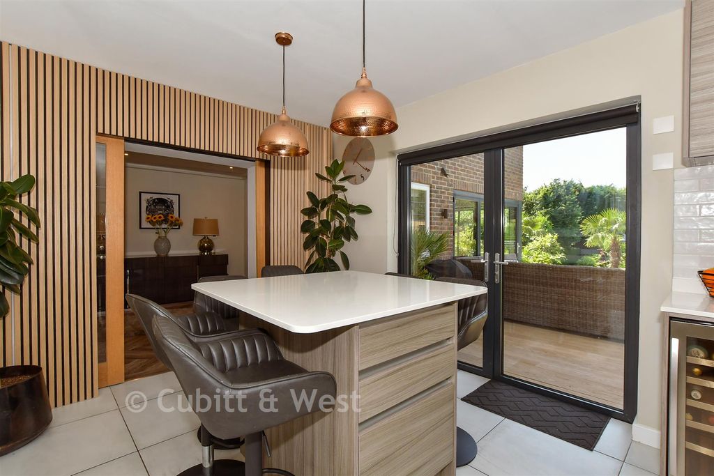 Property photo 3 of 25 Kitchen