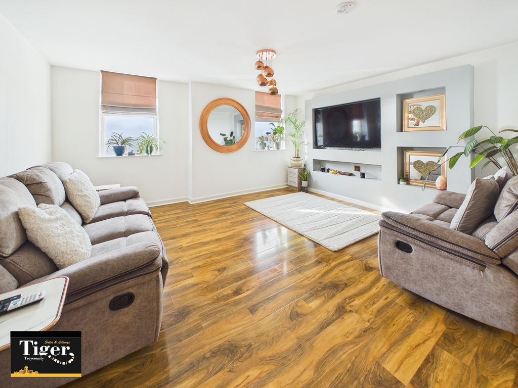 Property photo 3 of 15 Cam02176G0-Pr0828-Still008