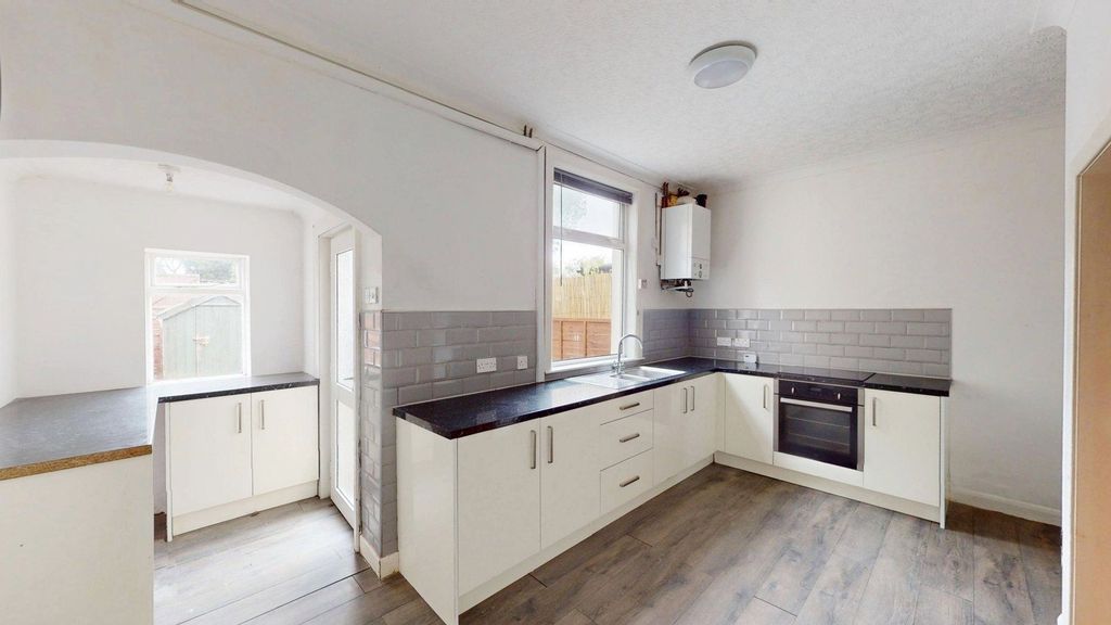 Property photo 3 of 10 Kitchen