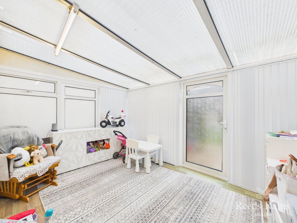 Property photo 3 of 24 Conservatory