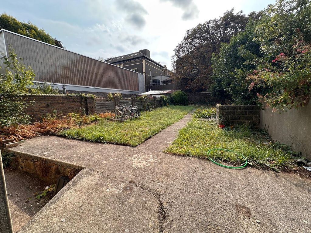 Property photo 2 of 10 Sunny Private Rear Garden With A Central Lawn, Pav...