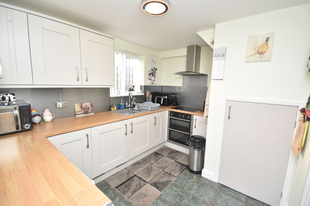 Property photo 3 of 13 Kitchen