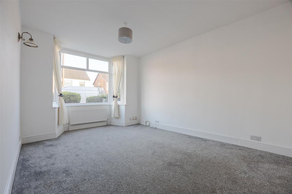 Property photo 3 of 14 Lounge