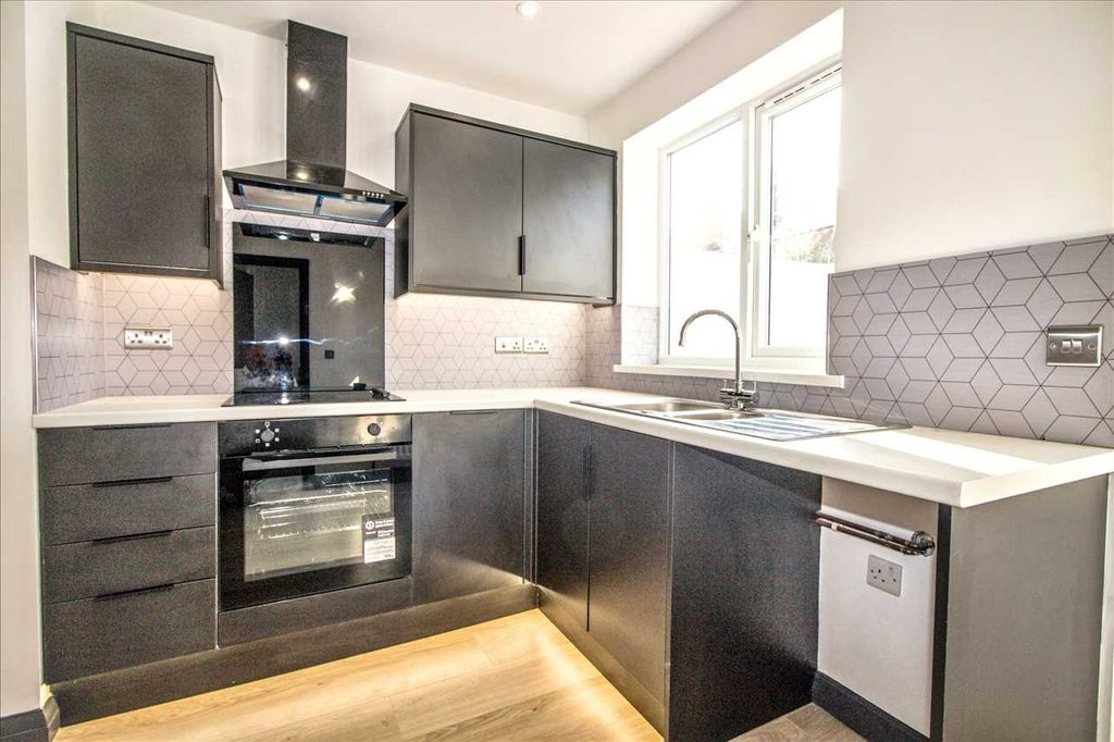 Property photo 3 of 10 Kitchen