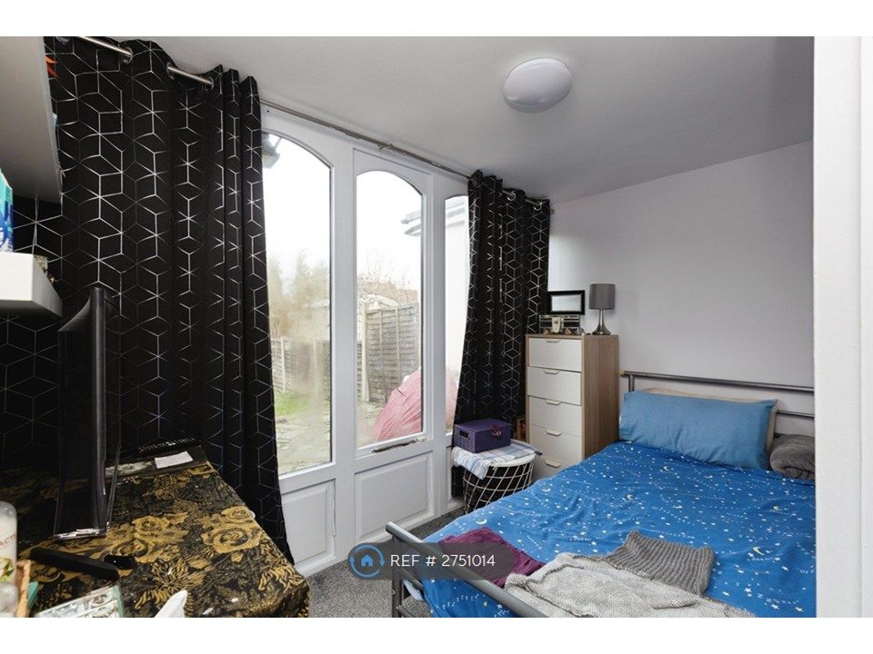 Property photo 3 of 31 Room 2